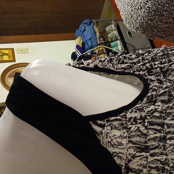 Women's Cato XL Shirred Layered Ruffles Sleeveless Tank Blouse Black & White - Picture 10 of 10